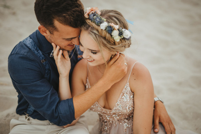 Eine Strandhochzeit in den Niederlanden in Beige und Blau mit Delfter Blau Porzellan