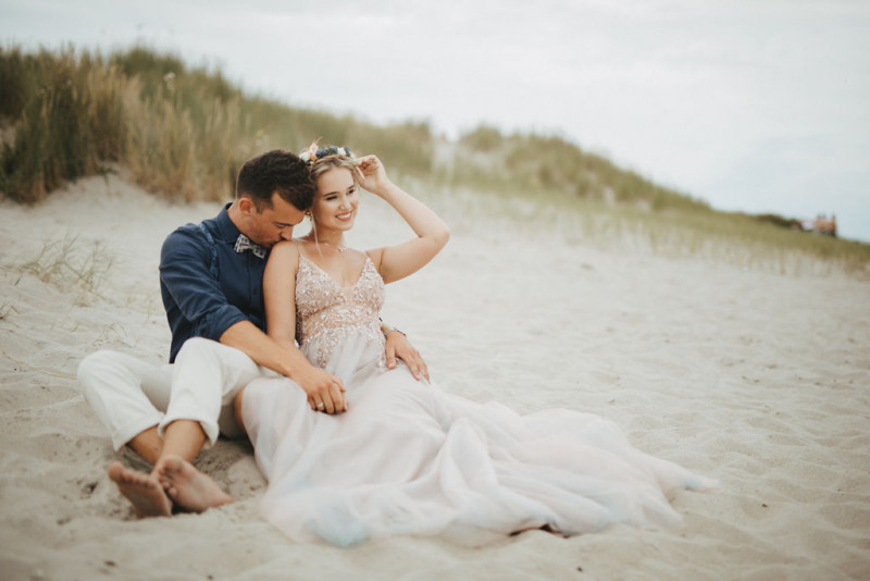 Eine Strandhochzeit in den Niederlanden in Beige und Blau mit Delfter Blau Porzellan