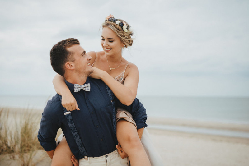Eine Strandhochzeit in den Niederlanden in Beige und Blau mit Delfter Blau Porzellan