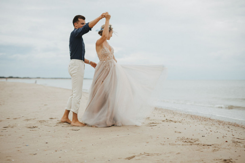 Eine Strandhochzeit in den Niederlanden in Beige und Blau mit Delfter Blau Porzellan