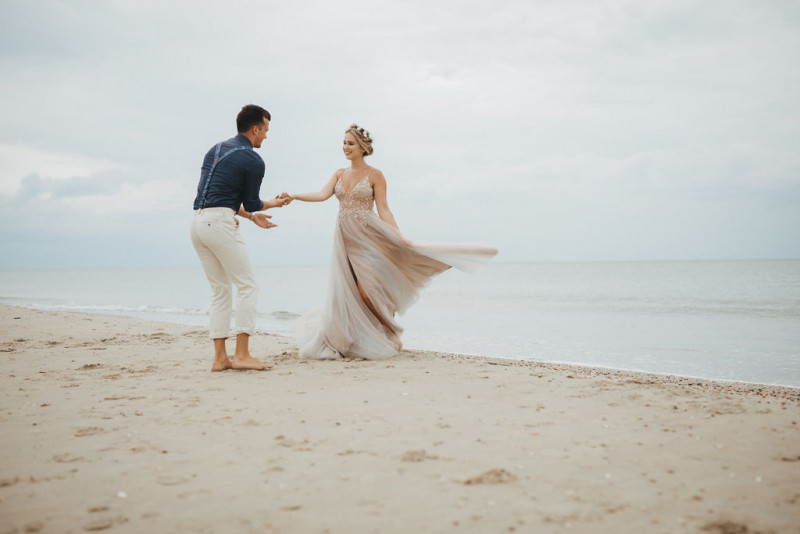 Eine Strandhochzeit in den Niederlanden in Beige und Blau mit Delfter Blau Porzellan