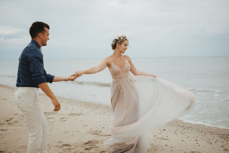 Eine Strandhochzeit in den Niederlanden in Beige und Blau mit Delfter Blau Porzellan