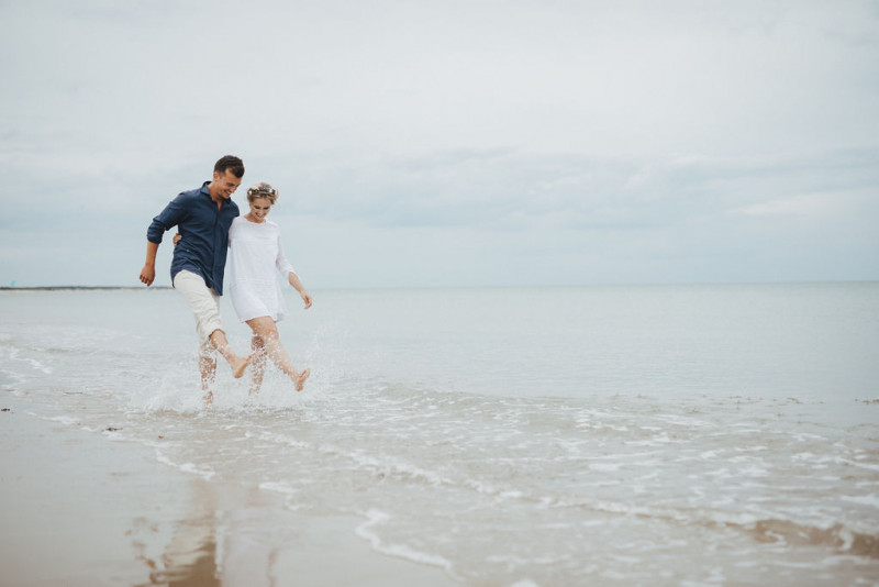 Eine Strandhochzeit in den Niederlanden in Beige und Blau mit Delfter Blau Porzellan