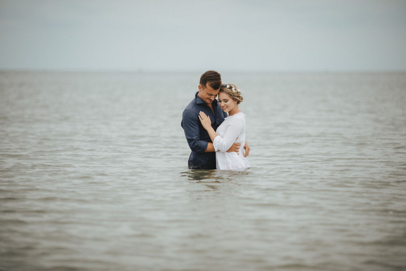 Eine Strandhochzeit in den Niederlanden in Beige und Blau mit Delfter Blau Porzellan