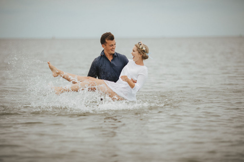 Eine Strandhochzeit in den Niederlanden in Beige und Blau mit Delfter Blau Porzellan