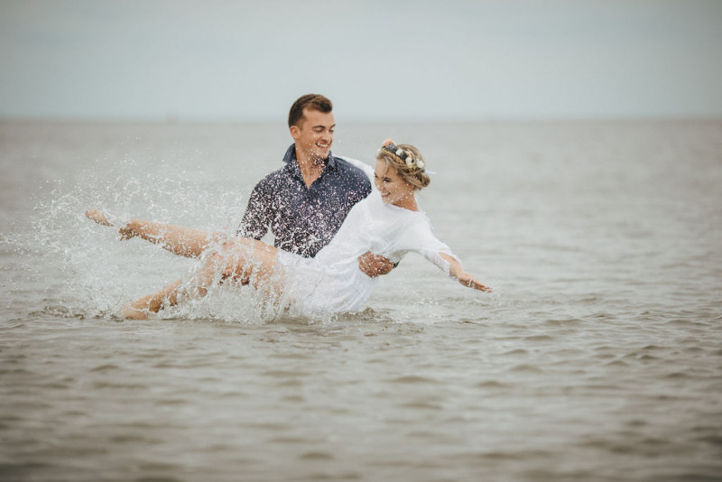 Eine Strandhochzeit in den Niederlanden in Beige und Blau mit Delfter Blau Porzellan
