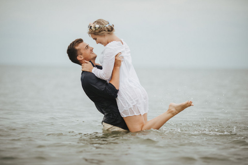 Eine Strandhochzeit in den Niederlanden in Beige und Blau mit Delfter Blau Porzellan