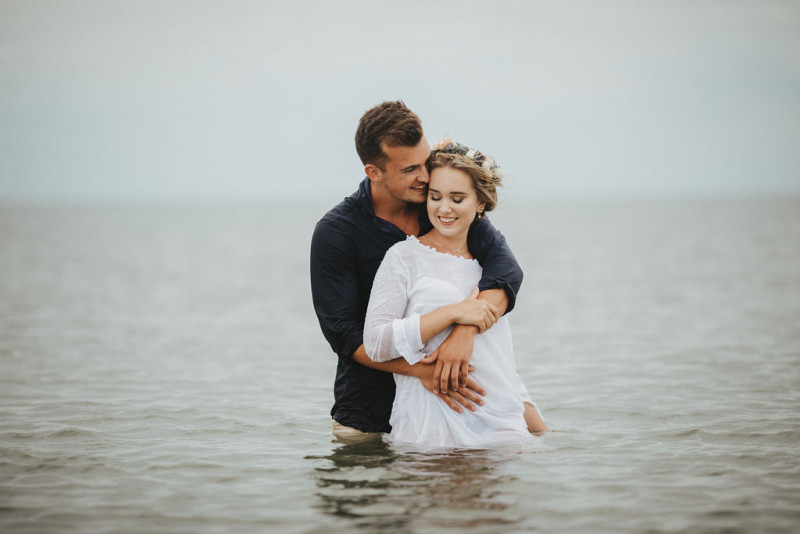 Eine Strandhochzeit in den Niederlanden in Beige und Blau mit Delfter Blau Porzellan