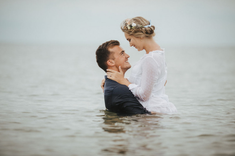 Eine Strandhochzeit in den Niederlanden in Beige und Blau mit Delfter Blau Porzellan