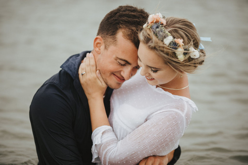 Eine Strandhochzeit in den Niederlanden in Beige und Blau mit Delfter Blau Porzellan