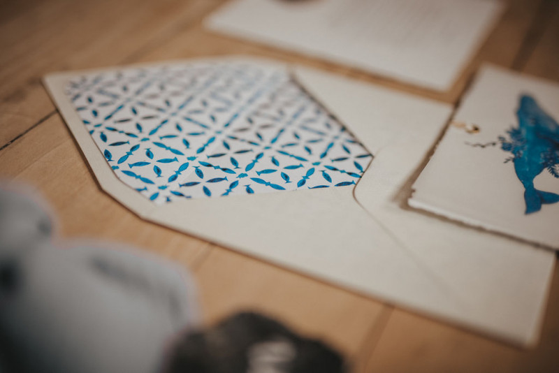 Eine Strandhochzeit in den Niederlanden in Beige und Blau mit Delfter Blau Porzellan