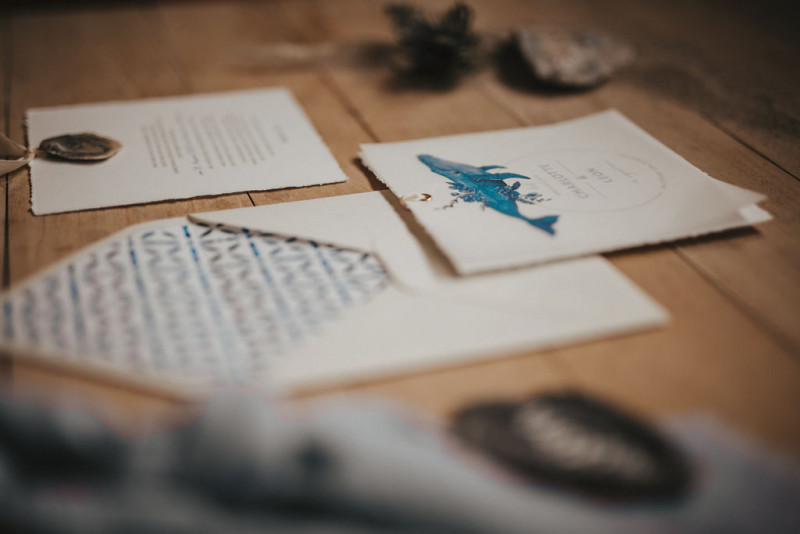 Eine Strandhochzeit in den Niederlanden in Beige und Blau mit Delfter Blau Porzellan