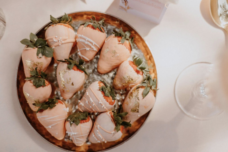 Ein Hochzeitskonzept mit Vintage-Details in zartem Apricot und Rose für eure frische Sommerhochzeit