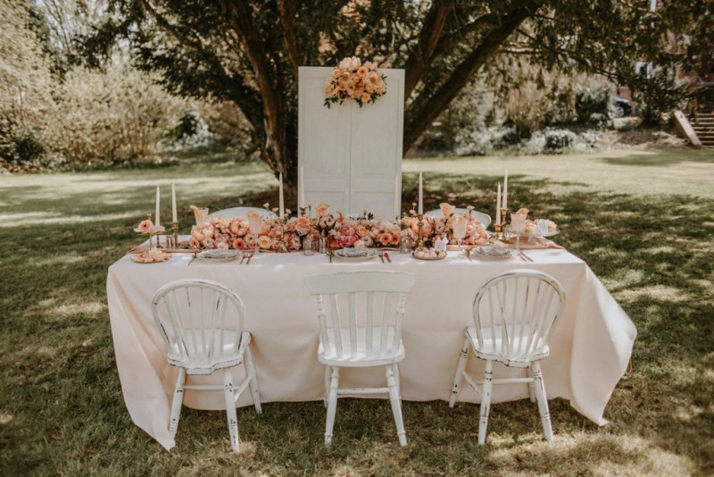 Ein Hochzeitskonzept mit Vintage-Details in zartem Apricot und Rose für eure frische Sommerhochzeit