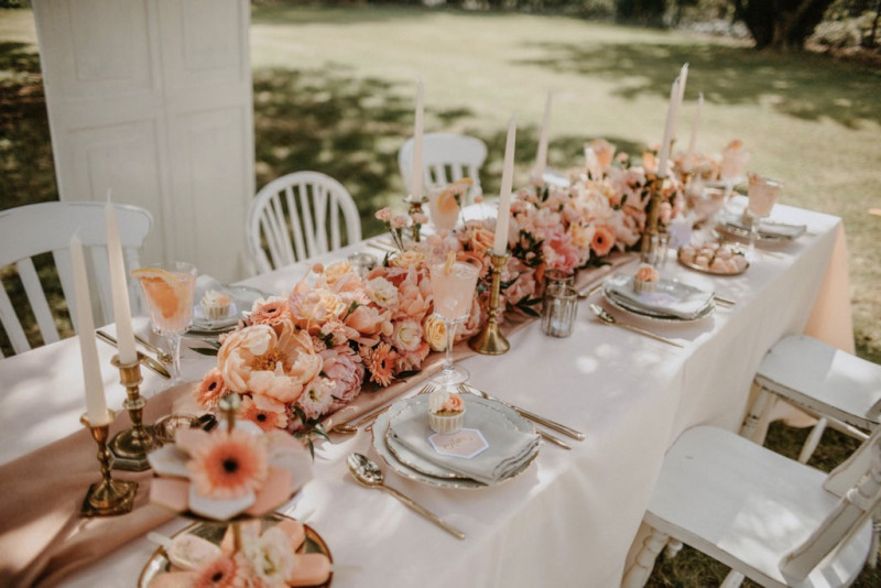Ein Hochzeitskonzept mit Vintage-Details in zartem Apricot und Rose für eure frische Sommerhochzeit