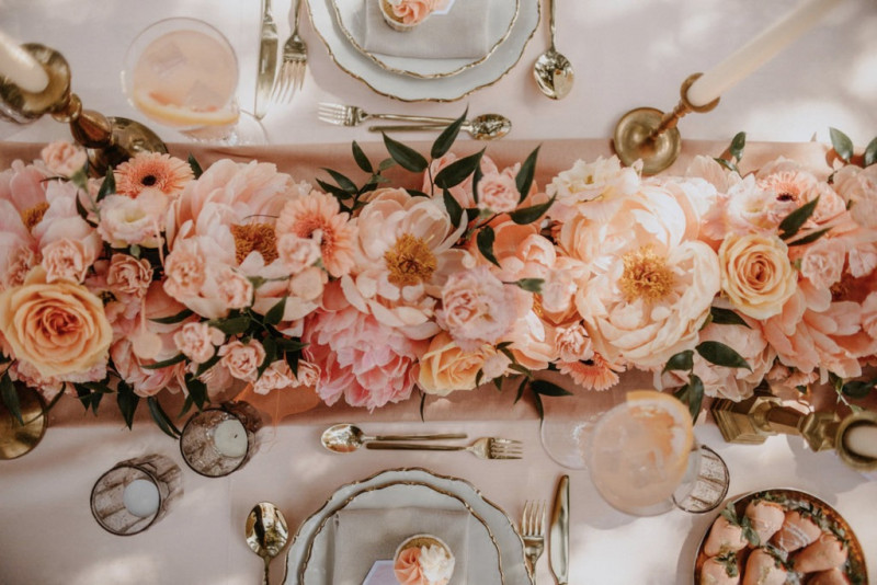 Ein Hochzeitskonzept mit Vintage-Details in zartem Apricot und Rose für eure frische Sommerhochzeit