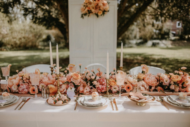 Ein Hochzeitskonzept mit Vintage-Details in zartem Apricot und Rose für eure frische Sommerhochzeit