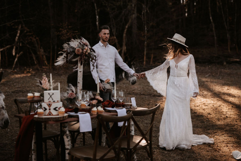 Eine atmberaubende Bohohochzeit mit suessen Eseln auf der Waldlichtung der Eselwanderung Pfalz