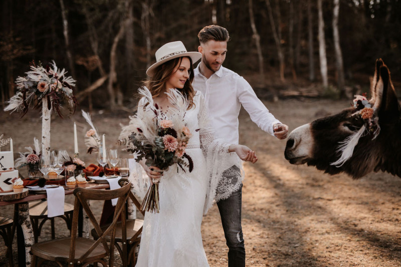 Eine atmberaubende Bohohochzeit mit suessen Eseln auf der Waldlichtung der Eselwanderung Pfalz