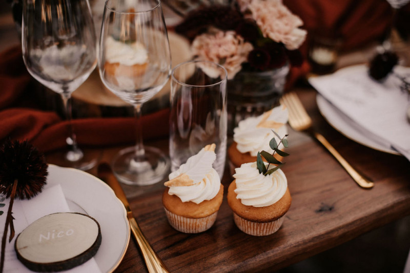 Eine atmberaubende Bohohochzeit mit suessen Eseln auf der Waldlichtung der Eselwanderung Pfalz