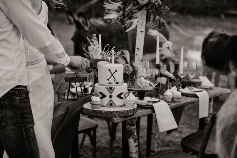 Eine atmberaubende Bohohochzeit mit suessen Eseln auf der Waldlichtung der Eselwanderung Pfalz