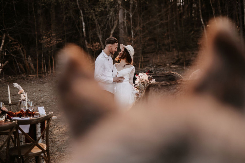 Eine atmberaubende Bohohochzeit mit suessen Eseln auf der Waldlichtung der Eselwanderung Pfalz