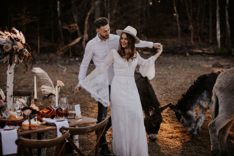 Eine atmberaubende Bohohochzeit mit suessen Eseln auf der Waldlichtung der Eselwanderung Pfalz