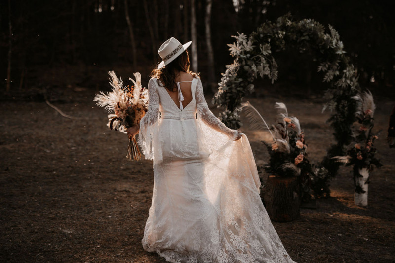 Eine atmberaubende Bohohochzeit mit suessen Eseln auf der Waldlichtung der Eselwanderung Pfalz
