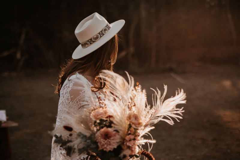 Eine atmberaubende Bohohochzeit mit suessen Eseln auf der Waldlichtung der Eselwanderung Pfalz