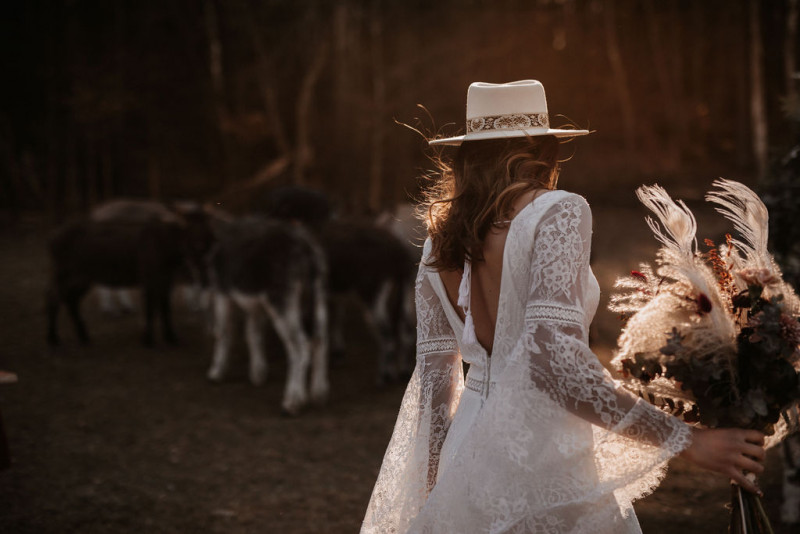 Eine atmberaubende Bohohochzeit mit suessen Eseln auf der Waldlichtung der Eselwanderung Pfalz