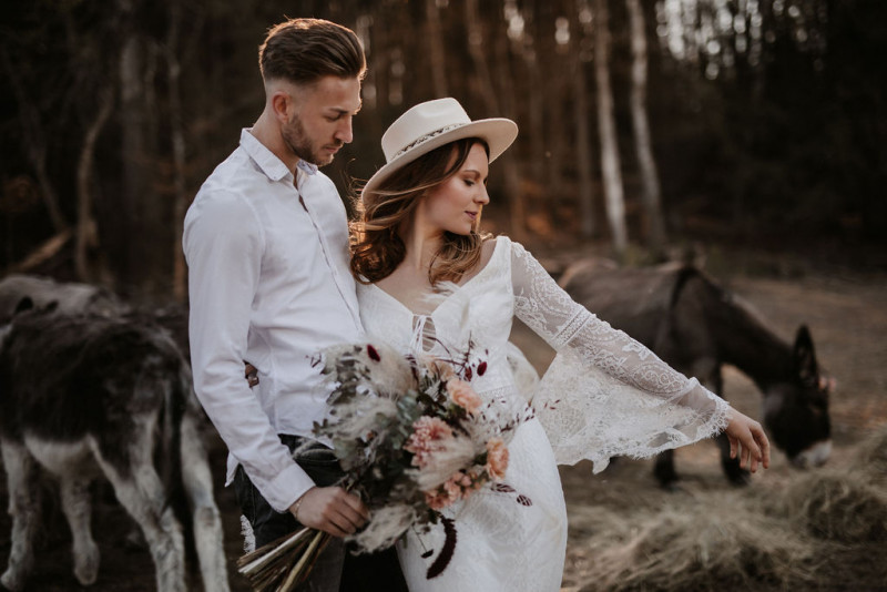 Eine atmberaubende Bohohochzeit mit suessen Eseln auf der Waldlichtung der Eselwanderung Pfalz