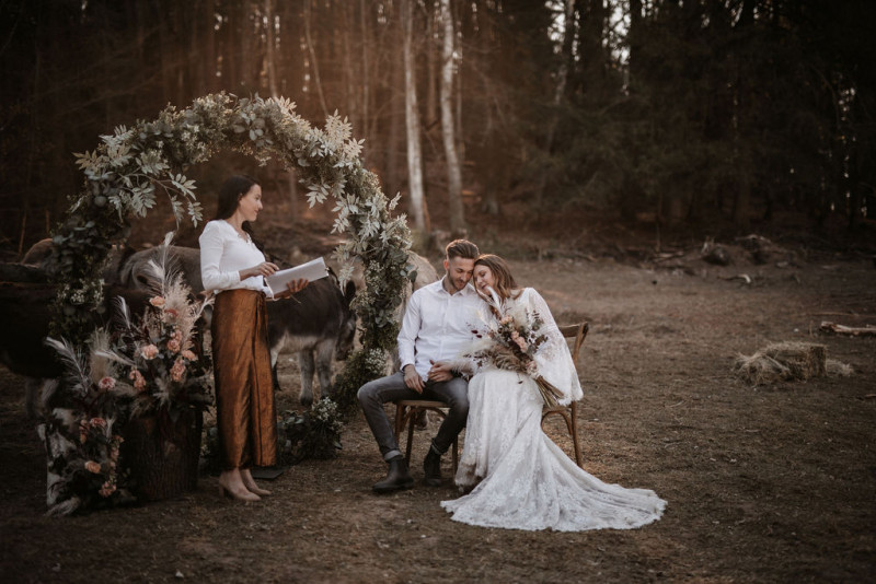 Eine atmberaubende Bohohochzeit mit suessen Eseln auf der Waldlichtung der Eselwanderung Pfalz