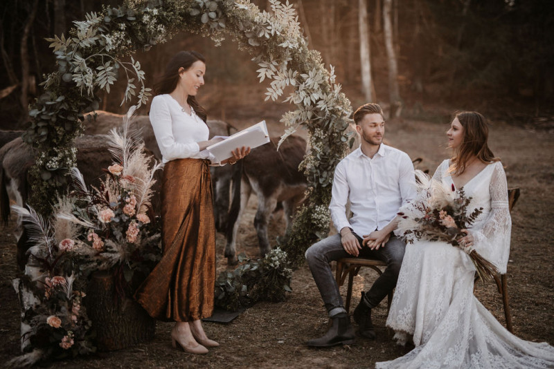 Eine atmberaubende Bohohochzeit mit suessen Eseln auf der Waldlichtung der Eselwanderung Pfalz