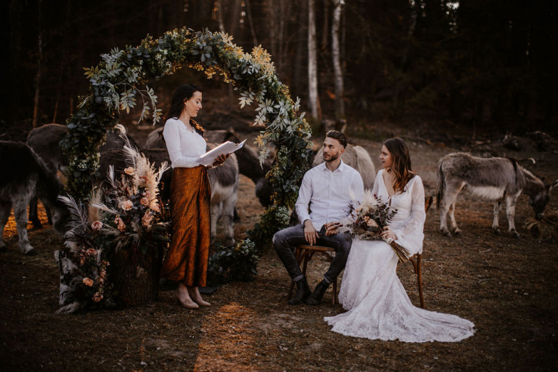 Eine atmberaubende Bohohochzeit mit suessen Eseln auf der Waldlichtung der Eselwanderung Pfalz