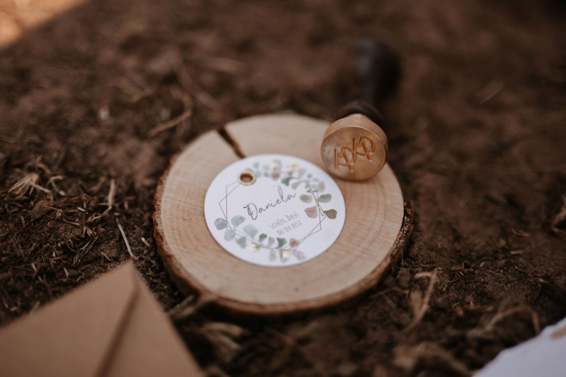 Eine atmberaubende Bohohochzeit mit suessen Eseln auf der Waldlichtung der Eselwanderung Pfalz