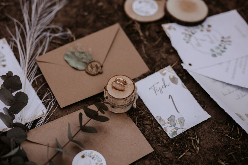 Eine atmberaubende Bohohochzeit mit suessen Eseln auf der Waldlichtung der Eselwanderung Pfalz