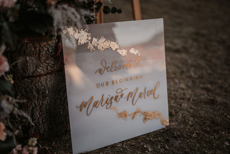 Eine atmberaubende Bohohochzeit mit suessen Eseln auf der Waldlichtung der Eselwanderung Pfalz