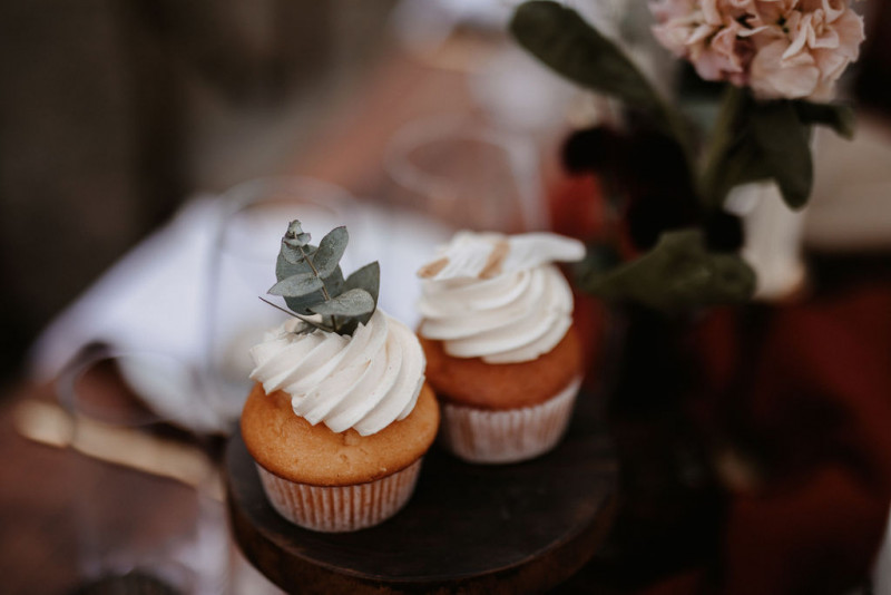 Eine atmberaubende Bohohochzeit mit suessen Eseln auf der Waldlichtung der Eselwanderung Pfalz