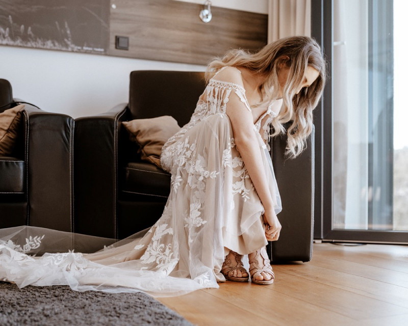 Eine atemberaubende Bohohochzeit im Boho Glam Stil in feinen Nudetönen, strahlendem Weiß und zartem Blush