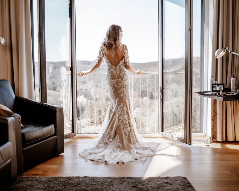 Eine atemberaubende Bohohochzeit im Boho Glam Stil in feinen Nudetönen, strahlendem Weiß und zartem Blush