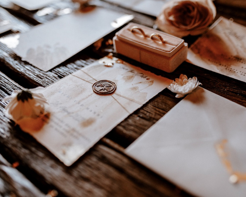 Eine atemberaubende Bohohochzeit im Boho Glam Stil in feinen Nudetönen, strahlendem Weiß und zartem Blush