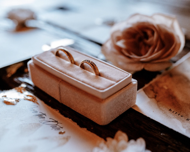 Eine atemberaubende Bohohochzeit im Boho Glam Stil in feinen Nudetönen, strahlendem Weiß und zartem Blush Ringbox Samt, Ringbox Trauung, Ringkissen