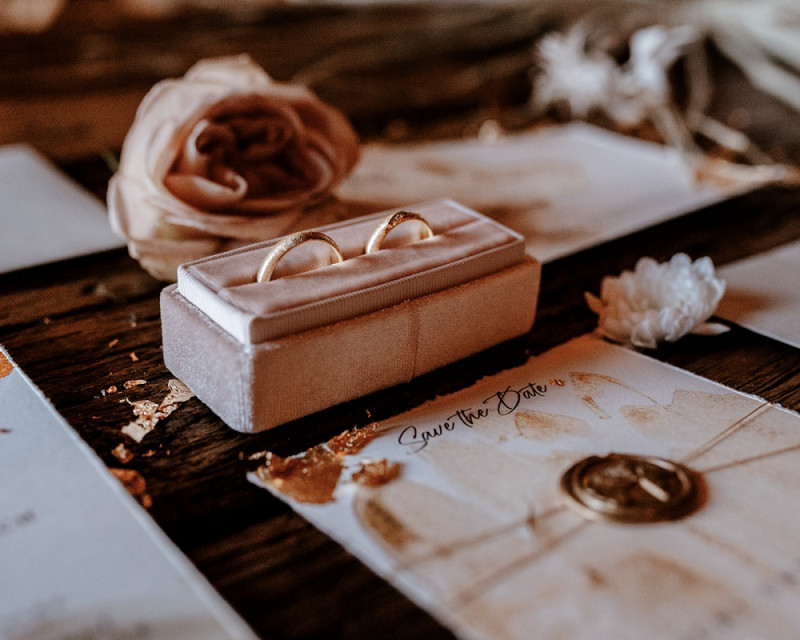 Eine atemberaubende Bohohochzeit im Boho Glam Stil in feinen Nudetönen, strahlendem Weiß und zartem Blush