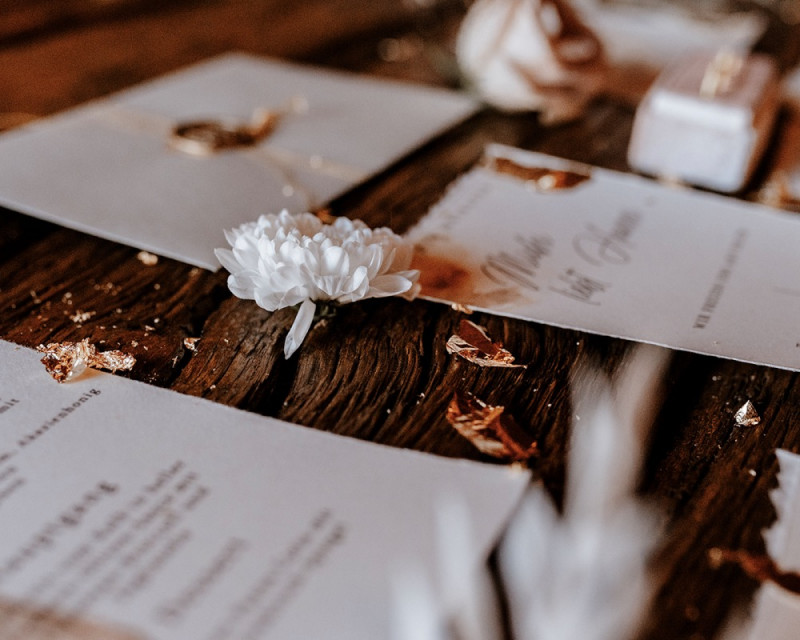 Eine atemberaubende Bohohochzeit im Boho Glam Stil in feinen Nudetönen, strahlendem Weiß und zartem Blush