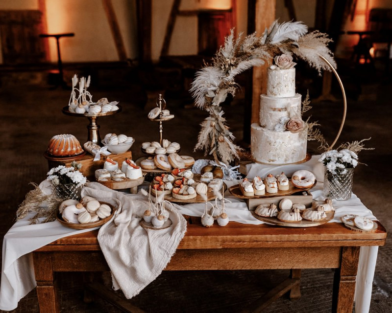 Eine atemberaubende Bohohochzeit im Boho Glam Stil in feinen Nudetönen, strahlendem Weiß und zartem Blush Üppiger Sweet Table in Beigetönen für Boho Glam Hochzeiten
