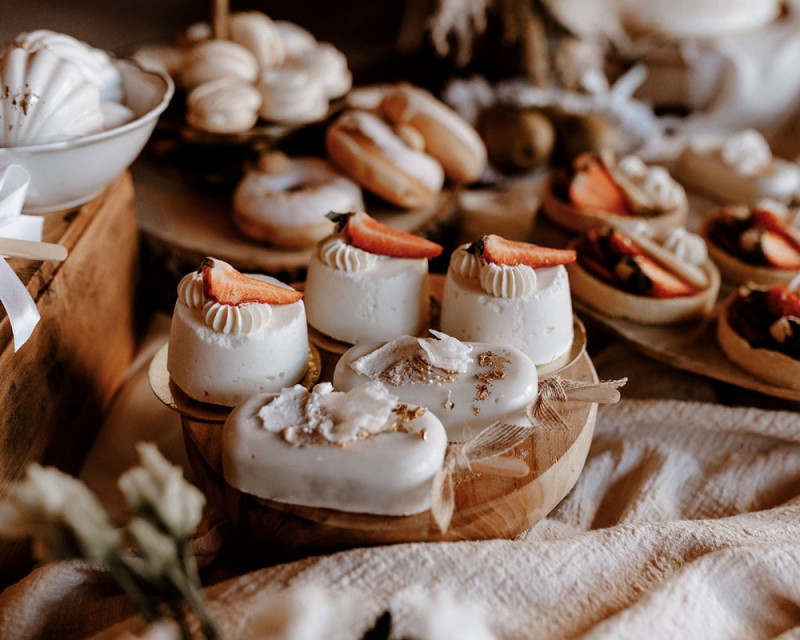 Eine atemberaubende Bohohochzeit im Boho Glam Stil in feinen Nudetönen, strahlendem Weiß und zartem Blush