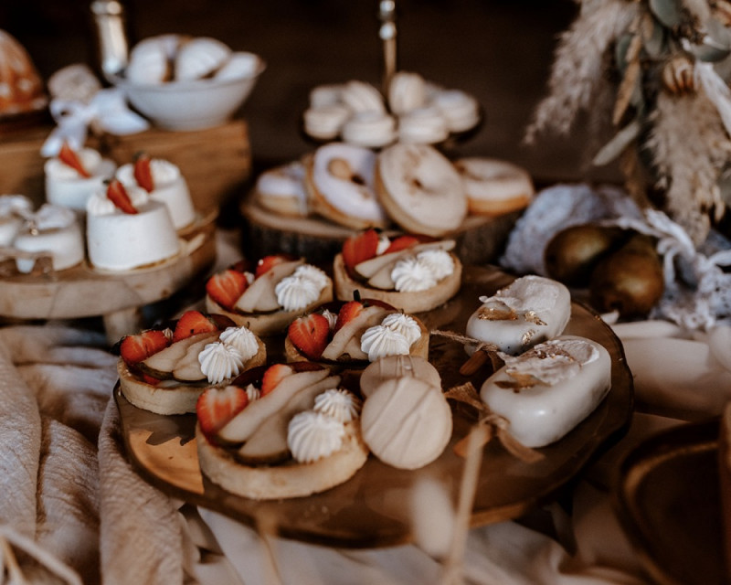 Eine atemberaubende Bohohochzeit im Boho Glam Stil in feinen Nudetönen, strahlendem Weiß und zartem Blush