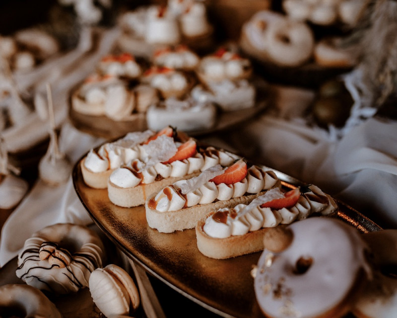 Eine atemberaubende Bohohochzeit im Boho Glam Stil in feinen Nudetönen, strahlendem Weiß und zartem Blush