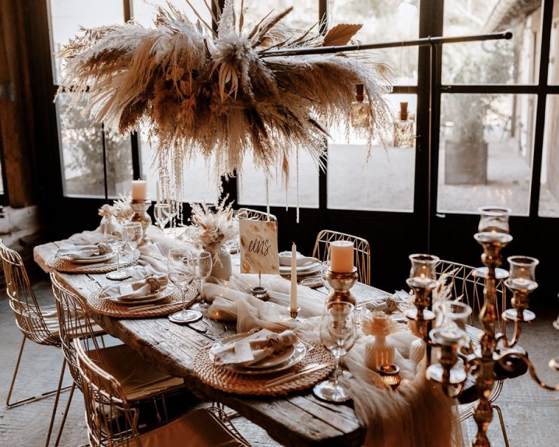 Eine atemberaubende Bohohochzeit im Boho Glam Stil in feinen Nudetönen, strahlendem Weiß und zartem Blush