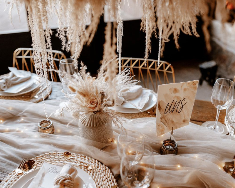 Eine atemberaubende Bohohochzeit im Boho Glam Stil in feinen Nudetönen, strahlendem Weiß und zartem Blush